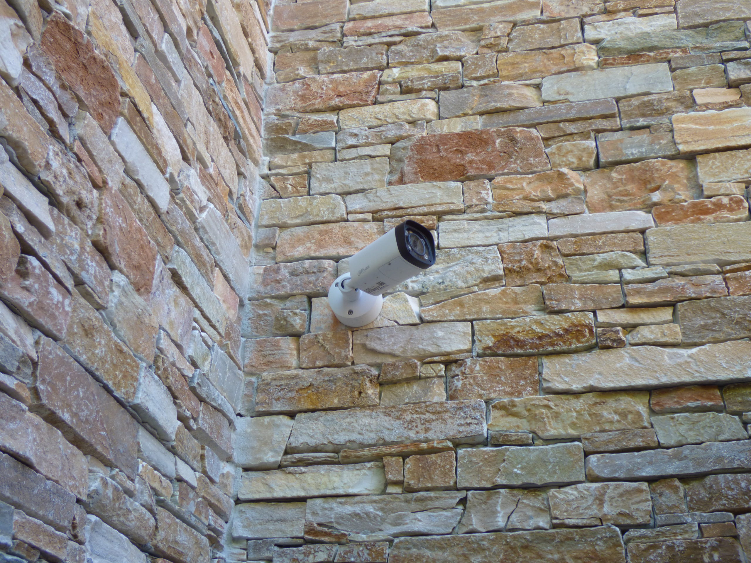 Caméra de vidéosurveillance tube à l'entrée d'une villa.