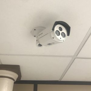 Caméra de vidéosurveillance tube sur le plafond afin de surveiller l’entrée d’un magasin. Caméra de vidéosurveillance tube sur le plafond afin de surveiller l'entrée d'un magasin.